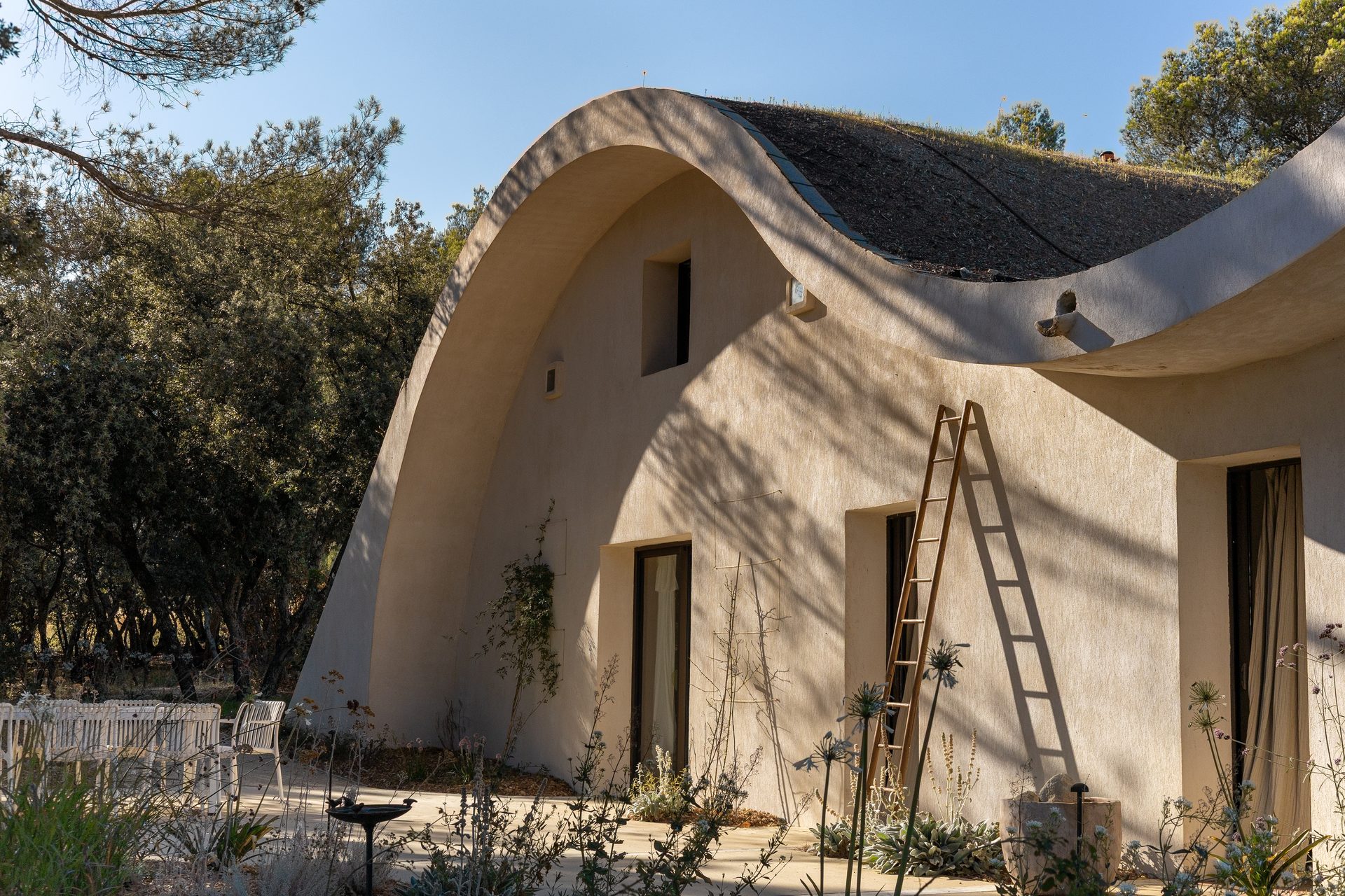 Facade — toit en vague